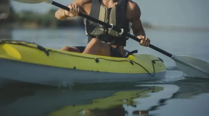 WHAT MUSCLES DOES KAYAKING WORK?